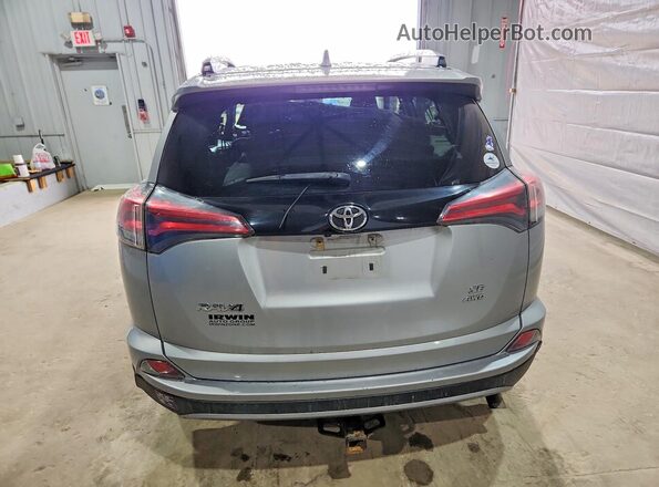 2T3JFREV9HW681956 2017 TOYOTA RAV4 Серебряный Вид сзади