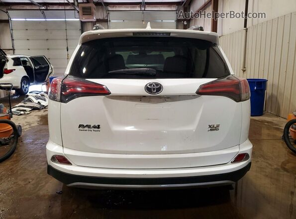 2T3RFREV5JW802720 2018 TOYOTA RAV4 Белый Вид сзади
