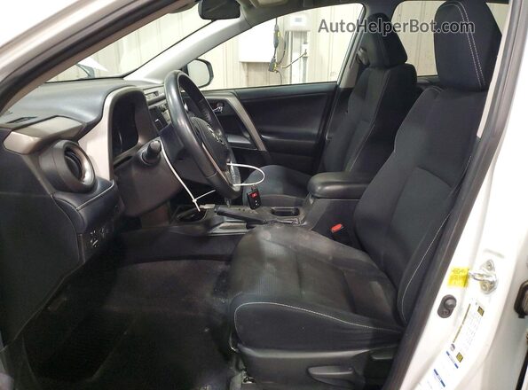 2T3RFREV5JW802720 2018 TOYOTA RAV4 Белый Вид салона спереди