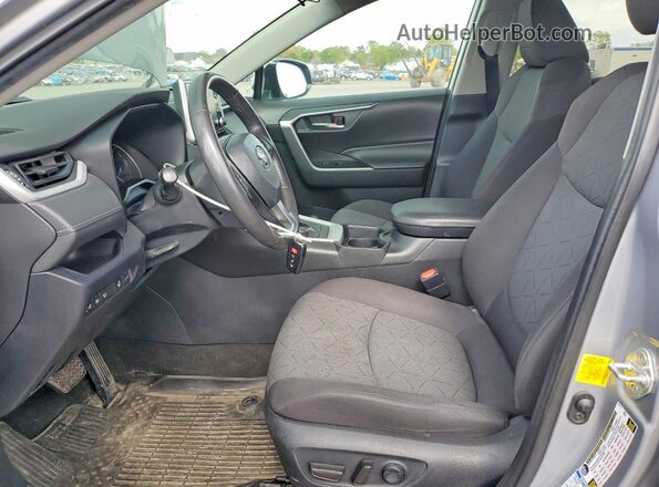 2T3RWRFV5LW056044 2020 TOYOTA RAV4 Серебряный Вид салона спереди