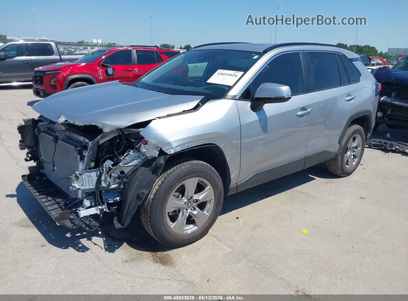 2T3W1RFV0SC313709 2025 TOYOTA LE Silver Vista tres cuartos delantera izquierda
