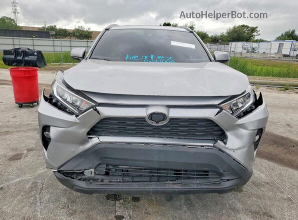 2T3W1RFVXMC102858 2021 TOYOTA RAV4 Серебряный Вид спереди