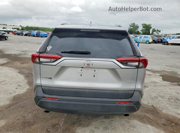 2T3W1RFVXMC102858 2021 TOYOTA RAV4 Серебряный Вид сзади