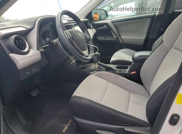 2T3WFREV4HW366391 2017 TOYOTA RAV4 Белый Вид салона спереди