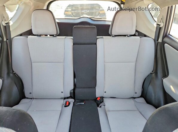 2T3WFREV6HW328323 2017 TOYOTA RAV4 Серебряный Вид задних сидений