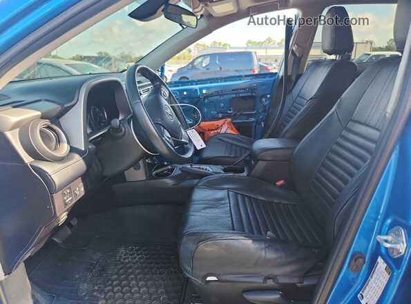 2T3WFREV6JW484433 2018 TOYOTA RAV4 Blue Вид салону спереду