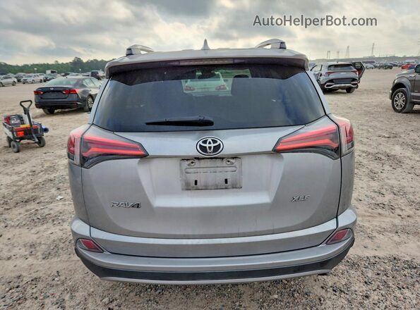 2T3WFREV7JW477099 2018 TOYOTA LE Серебряный Вид сзади