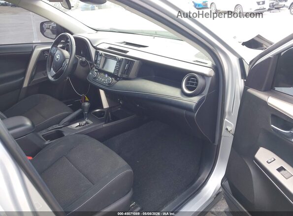 2T3WFREVXJW478876 2018 TOYOTA LE Серебряный Вид салона спереди