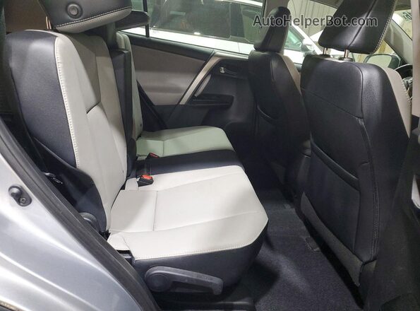 2T3YFREV1HW321904 2017 TOYOTA RAV4 Silver Widok wnętrza z tyłu