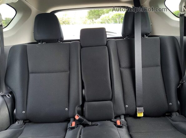 2T3ZFREV4HW371832 2017 TOYOTA RAV4 Silver Widok tylnych siedzeń