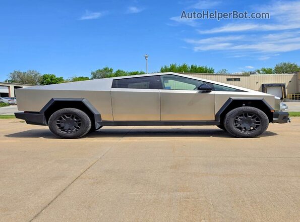 7G2CEHED1RA026043 2024 TESLA CYBERTRUCK Silver უკანა სავარძლების ხედი