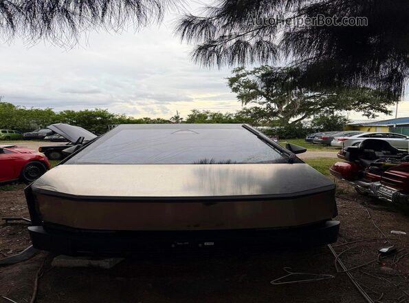 7G2CEHED5RA012985 2024 TESLA CYBERTRUCK Silver Vista del salpicadero