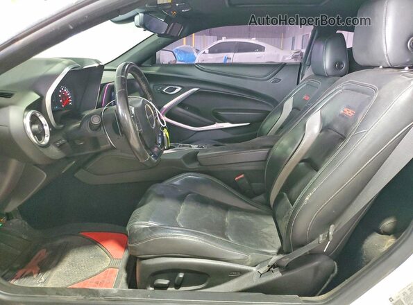 1G1FH1R78K0130743 2019 CHEVROLET CAMARO Белый Вид салона спереди