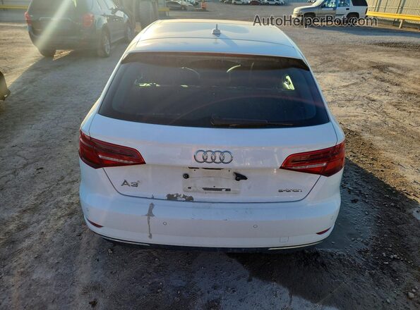 WAUTPBFF8JA062268 2018 AUDI A3 White Вид салону спереду