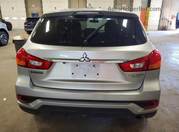 JA4AP3AU1JU002489 2018 MITSUBISHI OUTLANDER Silver Widok wnętrza z przodu