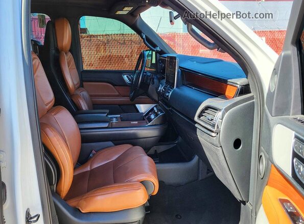 5LMJJ3LT8LEL10177 2020 LINCOLN NAVIGATOR Белый Вид сзади