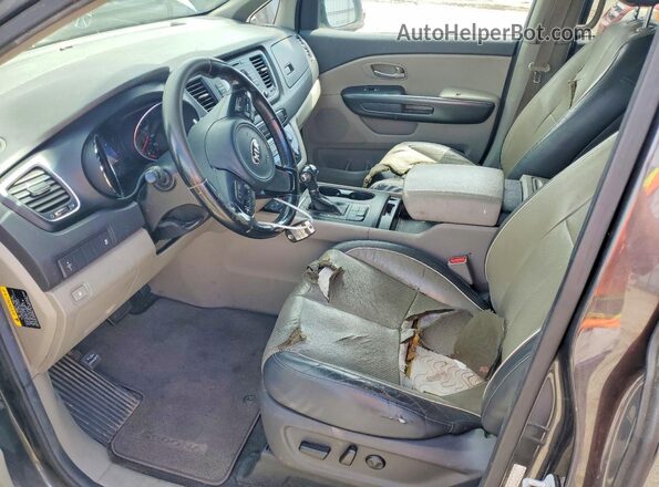 KNDMB5C12H6245078 2017 KIA SEDONA Gray Vista interior delantera