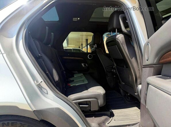 SALRR2RVXJA065627 2018 LAND ROVER DISCOVERY Серебряный Вид салона спереди