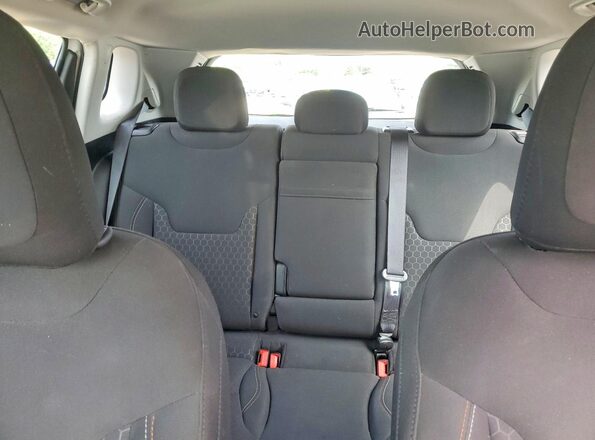 3C4NJCAB2JT263292 2018 JEEP COMPASS White Widok tylnych siedzeń