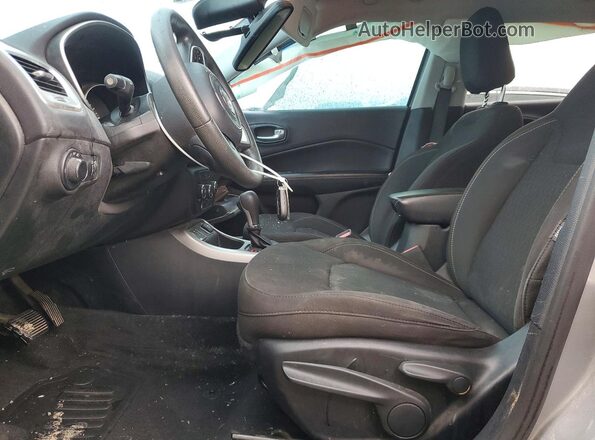3C4NJCAB9JT204143 2018 JEEP COMPASS Серебряный Вид салона спереди
