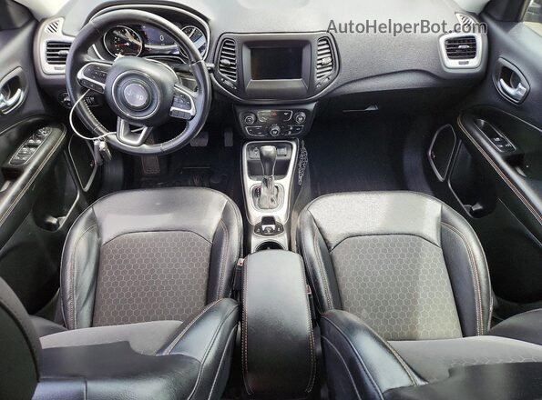 3C4NJCBB3HT642875 2017 JEEP COMPASS Черный Вид панели приборов