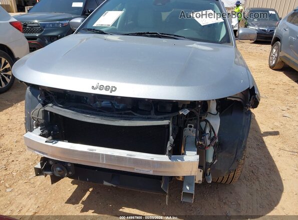 3C4NJCCB1JT406486 2018 JEEP COMPASS Серебряный Вид спереди