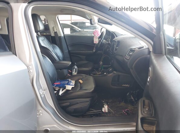 3C4NJCCB2LT211516 2020 JEEP COMPASS Серебряный Вид салона спереди