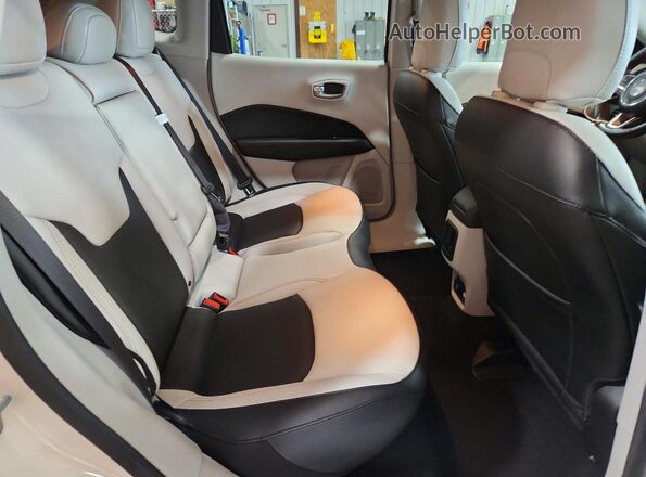 3C4NJCCB3MT605270 2021 JEEP COMPASS White Widok tylnych siedzeń