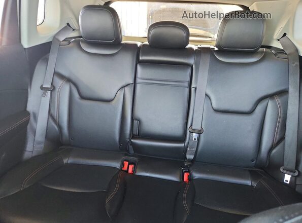 3C4NJCCB5KT664432 2019 JEEP COMPASS White Widok tylnych siedzeń