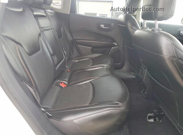 3C4NJCCB5KT832845 2019 JEEP COMPASS White Widok wnętrza z tyłu