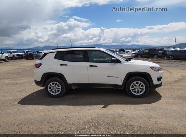3C4NJDAB5JT392276 2018 JEEP COMPASS Red Widok wnętrza z tyłu