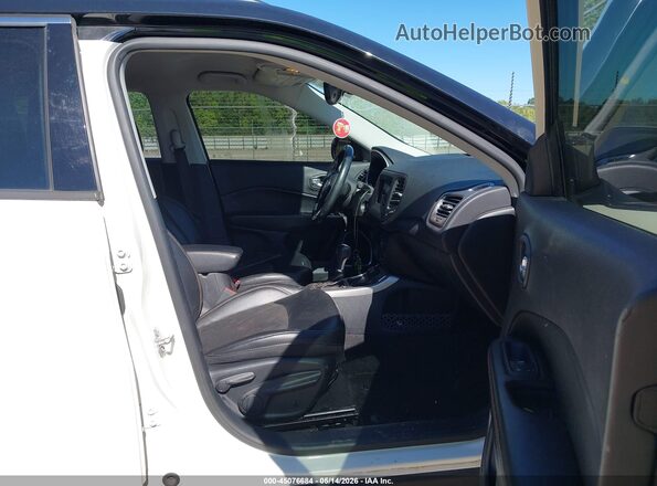 3C4NJDBB0JT144659 2018 JEEP COMPASS White Widok wnętrza z przodu