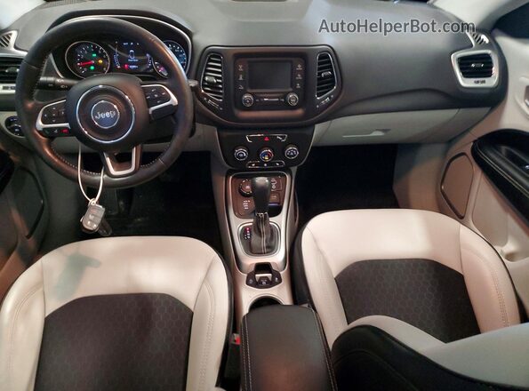 3C4NJDBB0JT398758 2018 JEEP COMPASS Синий Вид панели приборов