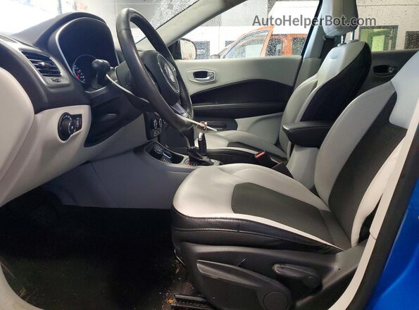 3C4NJDBB0JT398758 2018 JEEP COMPASS Синий Вид салона спереди