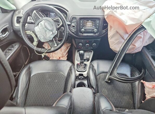 3C4NJDBB0JT423349 2018 JEEP COMPASS Белый Вид панели приборов