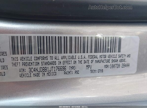3C4NJDBB1JT176696 2018 JEEP COMPASS Silver Widok komory silnika