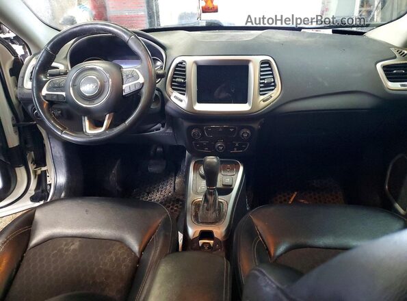 3C4NJDBB1JT251364 2018 JEEP COMPASS Белый Вид панели приборов