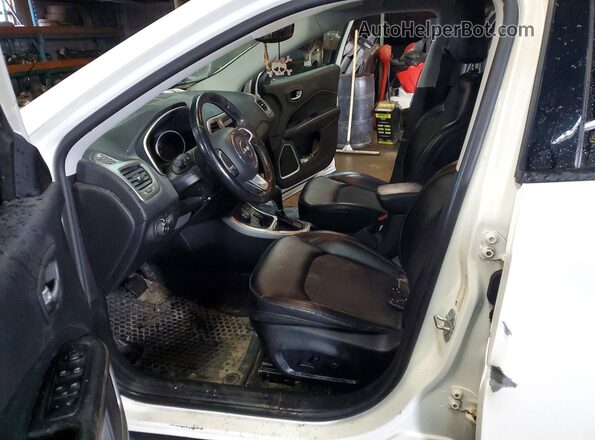 3C4NJDBB1JT251364 2018 JEEP COMPASS Белый Вид салона спереди