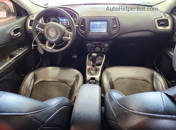 3C4NJDBB2JT185133 2018 JEEP COMPASS Белый Вид панели приборов