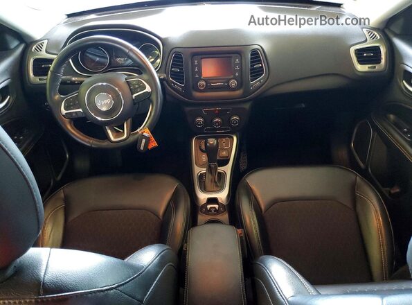 3C4NJDBB2JT349822 2018 JEEP COMPASS Белый Вид панели приборов