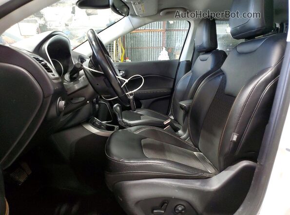 3C4NJDBB2LT239727 2020 JEEP COMPASS Белый Вид салона спереди