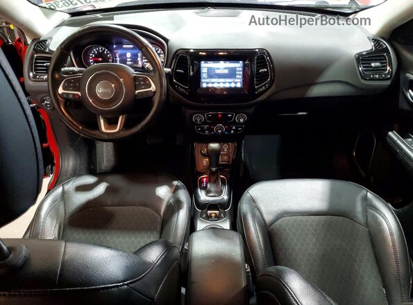 3C4NJDBB3JT394283 2018 JEEP COMPASS Красный Вид панели приборов