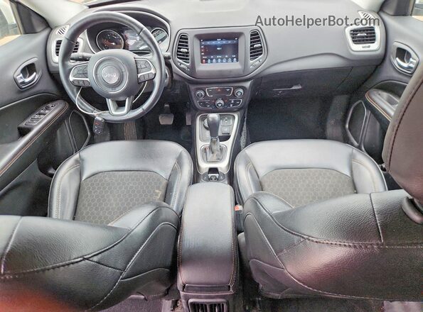 3C4NJDBB3JT418582 2018 JEEP COMPASS Белый Вид панели приборов
