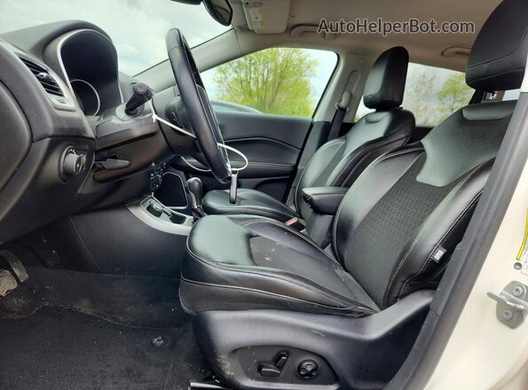 3C4NJDBB3JT418582 2018 JEEP COMPASS Белый Вид салона спереди