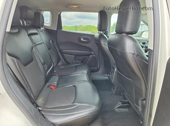3C4NJDBB3JT418582 2018 JEEP COMPASS Белый Вид задних сидений