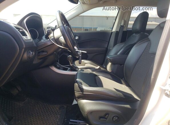 3C4NJDBB3KT847299 2019 JEEP COMPASS White Widok wnętrza z przodu