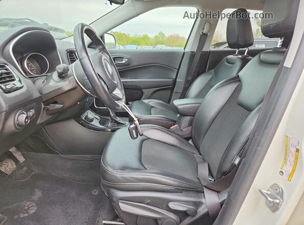 3C4NJDBB5JT299210 2018 JEEP COMPASS Белый Вид салона спереди
