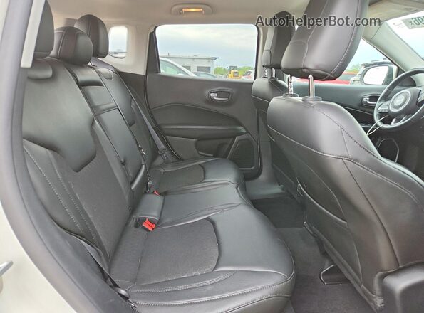 3C4NJDBB5JT299210 2018 JEEP COMPASS Белый Вид задней части салона