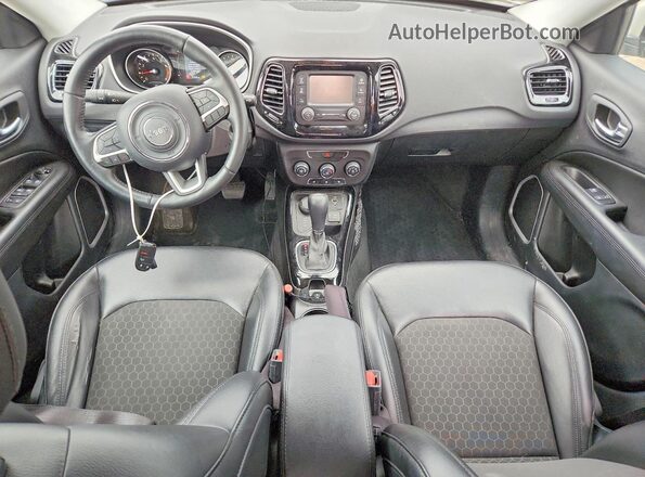 3C4NJDBB5JT299210 2018 JEEP COMPASS Белый Вид панели приборов