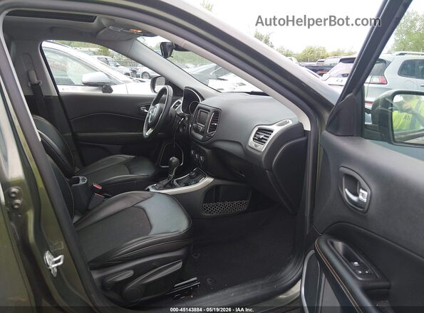 3C4NJDBB5JT366825 2018 JEEP COMPASS Green Widok wnętrza z przodu